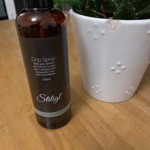 Stiligt Grip Spray Saltvattenspray  - Säljer denna schyssta exklusiva saltvattenspray för män! Den luktar gott och maskulint och ger en fin stadga och textur i håret. Perfekt att kombinera med vax. Volym 250 ml, hundra kronor rabatt från butikspris fast varan självklart är helt oanvänd. 