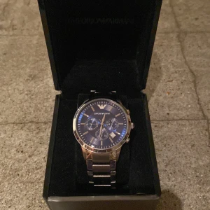 Armani klocka  - Armani klocka | strl: 18 cm | skick 9/10, liten repa på glaset som man knappt ser | man får även med extra länkar🤝🎅