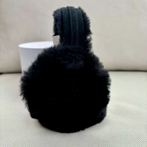 UGG öronmuffar 🖤 - sköna öronmuffar från UGG, helt nya med box. ok att köpa direkt 🖤
