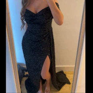 Klänning  - Använd endast 1 gång. Har även en till i XS. 