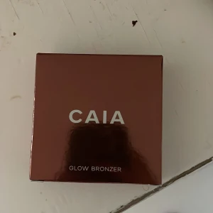 Glow Bronzer Antigua från CAIA - Säljer en Glow Bronzer i nyansen Antigua från CAIA. Råkade få tvi i julklapp så därför säljer jag den ena! Är såklart inte öppnad! 