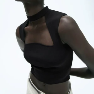 Choker topp💕 - Superfin svart choker topp från Zara. Kommer tyvärr inte till användning längre och är i nyskick.💗