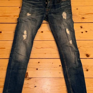 Diesel jeans sleenker 29/34 - Snygga ljusblåa jeans med slitningar. As skönt material på byxorna