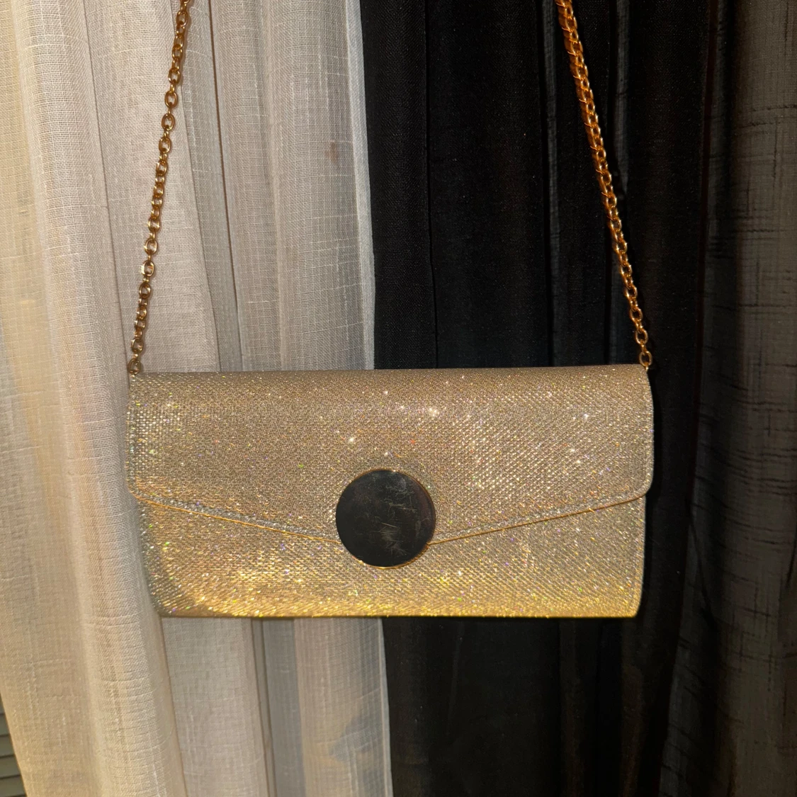 Glittrig kuvertväska - 90