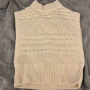 Vit stickad väst - Vit kabelstickad väst!