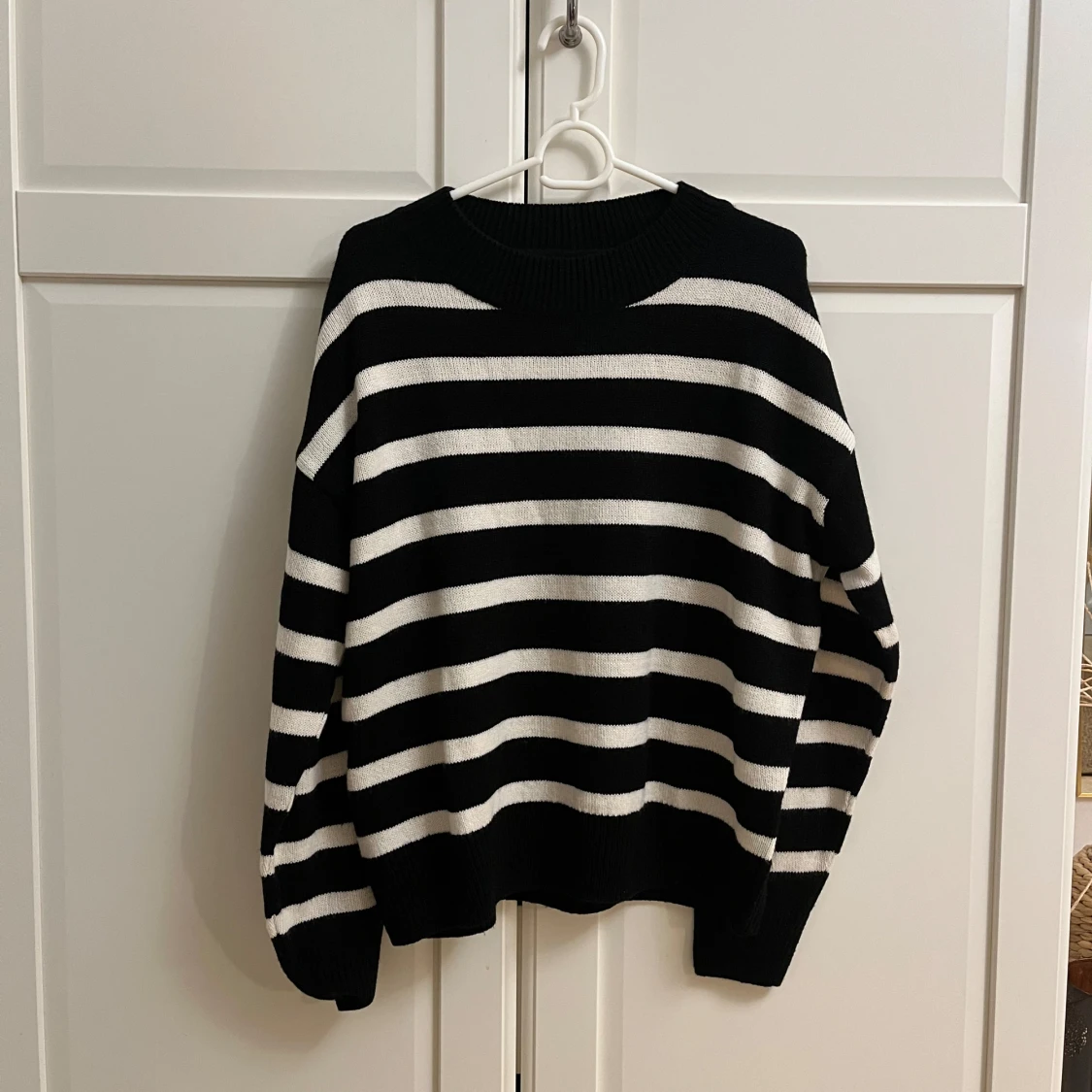 Svart och vit randig tröja