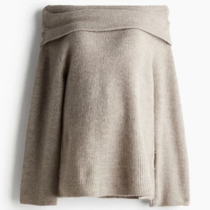 Offshoulder stickad tröja - Säljer en mysig, beige stickad offshoulder tröja. Från H&M i storlek S💞Väldigt bra skick, använd några gånger, köpt för 300.