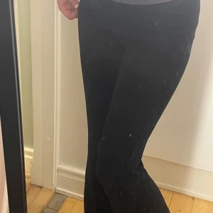 Svarta yoga pants från Gina Tricot - Säljer ett par svarta yoga pants från Gina Tricot. De har en låg midja och är Perfekta för både vardag och mer uppklädda tillfällen. ☺️❤️‍🩹