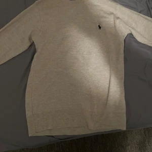 Stickad Ralph lauren tröja - Säljer en stilren beige tröja från Ralph. Använd endast 1 gång. Skick 10/10. Säljer den då jag behöver tjäna lite pengar. 