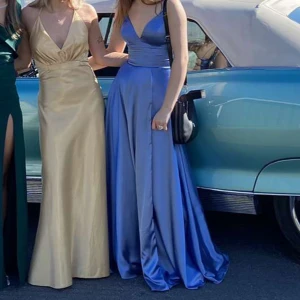 Balklänning - Blå balklänning jag hade till studentbalen! Unik färg som skiftar väldigt mycket beroende på ljus🩵 satin material så de glänser väldigt fint i ljuset. Storlek xs skulle jag tro men den har en ”korsett rygg” så passar nog xxs-s ungefär. Jag är i vanliga fall 32-34 i kläder