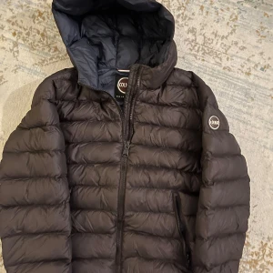 Colmarjacka - Supersnygg Colmar jacka i bra skick(har mindre deffekter som inte syns om man inte kollar nära, hör av er för fler bilder. Färgen är brun/vinröd och är i storleken S men säljer för att den blivit för liten.. vid frågor eller önskan om fler bilder är det bara att höra av sig! Pris kan diskuteras!