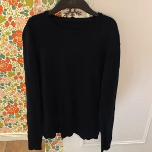 Mörkblå merino tröja - Säljer en stilren mörkblå tröja i merino blandning. Bra skick ingen lapp i kragen hör av vid funderingar