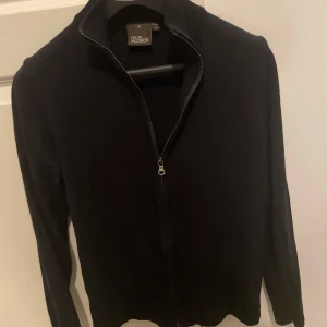 Oscar Jacobsson fullzip - Säljer denna Oscar Jacobsson fullzip / kofta i ull. Storleken på lappen är M men passar xs-S. Inga defekter alls