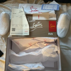 Blå Loubs med spikar  - Blåa loubs med spikar. Använd 2-3 gånger köpta för 2 veckor sedan nya! Storlek 40 passar 41-42. Ny pris 6499 säljer för 2500 för dom passade inte mig pris kan diskuteras vid en bra affär.😁