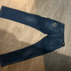 Plein Sport jeans - Snygga jeans från Plein Sport. De har en normal passform och är tillverkade i ett slitstarkt denimtyg. Inget kvitto då jag har haft dem ett tag.