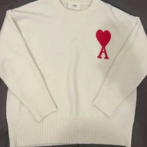 Ami Paris sweater - Den har kvitto och Scan som funkar. Jag köpte den för typ en vecka sen och använt den två gånger, fråga för mer info kan förhandlas sitter som medium nästan