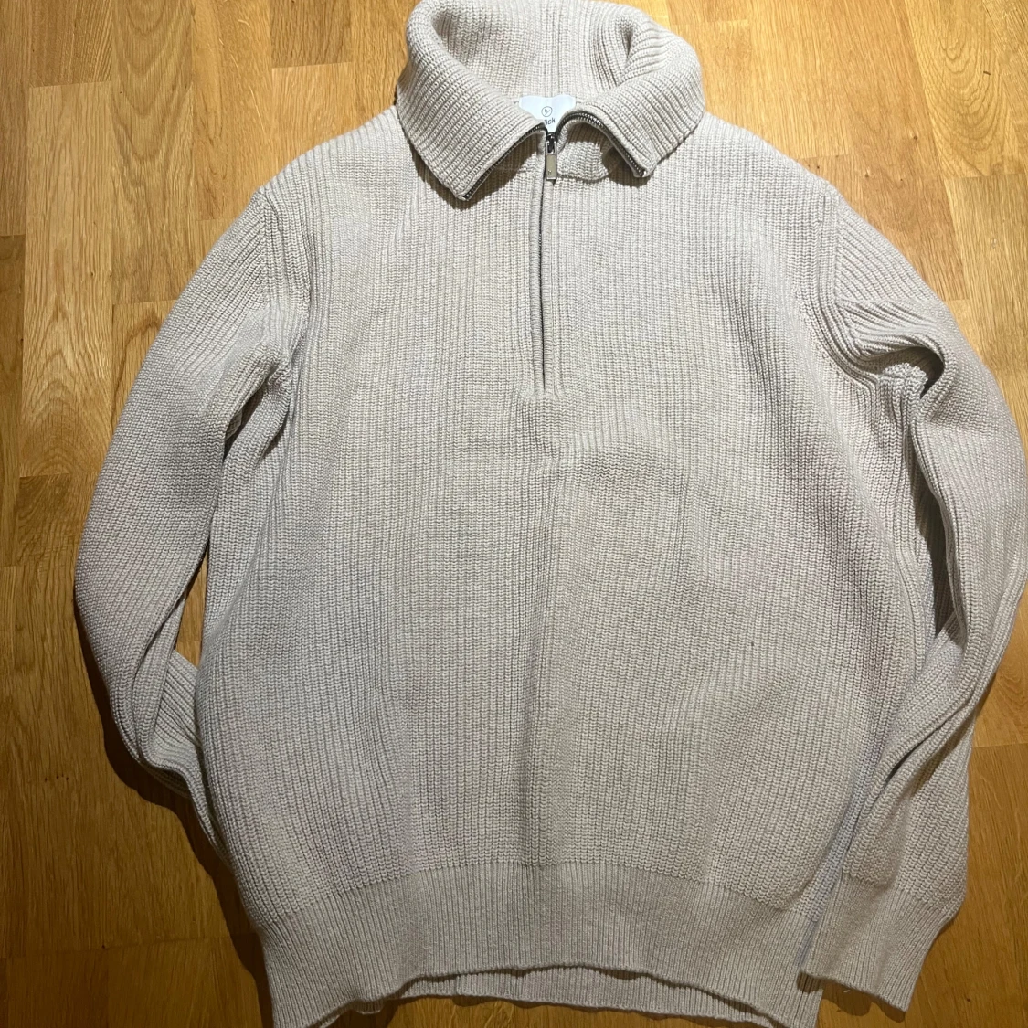 Beige stickad tröja från Bläck