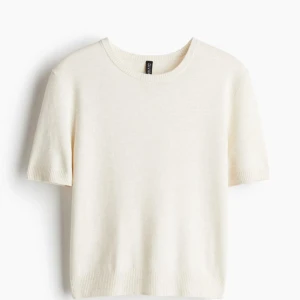 Kortärmad stickad tröja  - Den är knappt använd och super skön!