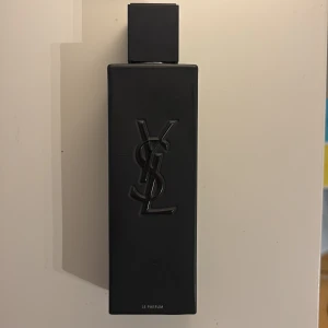 Yves Saint Laurent MYSLF Le Parfum - YSL MYSLF Le Parfum 100mL med 90% kvar av parfymen. Retail pris 1700.