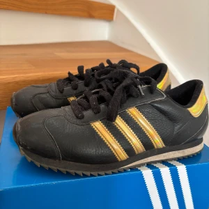 Svarta Adidas i skinn - Adidas sneakers. Använda men i fint skick. Stl 38 2/3, 5,5 UK, 6 US