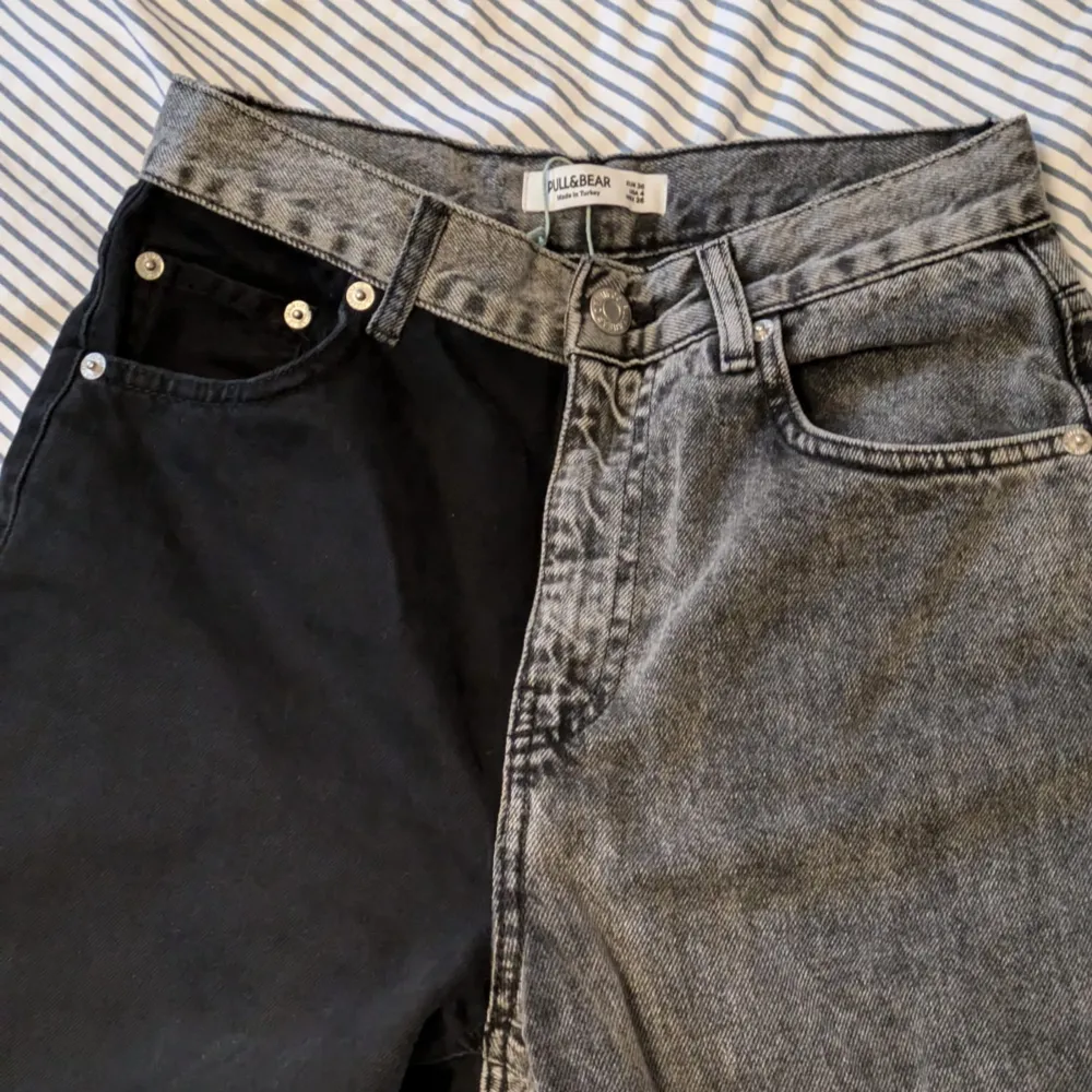 Jeans med coolt halvt svart halvt grÄtt mönster. Köptes second hand men bara anvÀnda en gÄng. Farkut & Housut.