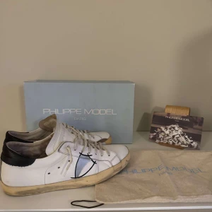 Philippe model - Hej! Säljer dessa riktigt feta Philippe model skor. Storlek 42, skick 9/10. Og med följer, vid minsta lilla fundering är de bara o höra av sig 
