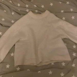 Beige stickad tröja - Mysig beige stickad tröja med långa ärmar och ribbade kanter. Perfekt för kyligare dagar.❤️ skriv om ni vill ha fler bilder❤️