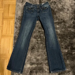 Lågmidjade jeans - Snygga bootcut/flare tommy hilfiger jeans med klassisk femficksdesign och dekorativa sömmar. Perfekta för en avslappnad stil med en touch av retro. Passar bra till både sneakers och klackar. Midjemått: 35 cm, Innerbenslängd: 79 cm❤️