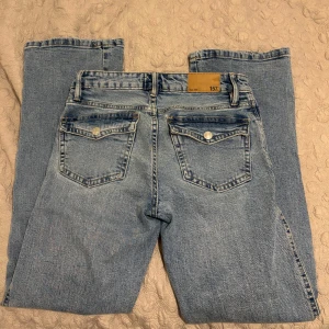 90’s boots jeans - Säljer dessa snygga ljusblå lågmidjade jeans från lager 157. de kommer aldrig till användning då jag har så många liknande jeans och är alltså använda bara några enstaka gånger. 
