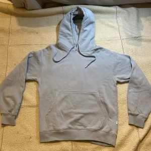 Ljusblå hoodie från Vailent - Hej!👋🏻 Jag säljer en stilren ljusblå hoodie från Vailent.🩵 Hoodien är lite oversized i Xs så den passar mer S.👍Perfekt för en avslappnad stil.😊Nypris är runt 500. Hoddien är i mycket bra skick och därför är mitt pris 350👍😊