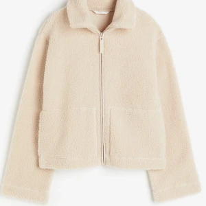 Trendiga Beigea teddyjackan - Säljer min mysiga beigea teddyjacka med dragkedja framtill och hög krage. Den är helt slutsåld och är väldigt efterfrågad av många! 