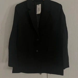 Svart kavaj/blazer  - Snygg svart kavaj/blazer ifrån Bik Bok. Helt oanvänd då jag köpte den i fel storlek. Original pris är 500, jag säljer för 400?💗skriv för mer bilder 