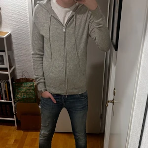 John Henric Kashmir hoodie - Säljer denna feta 100% Kashmir hoodie i grå färg och i bra cond. Hoodie har inte använts mycket men har ett liten repa typ på armen och ett minimalt hål på ryggen som syns på sista bilden. Bara att skriva privat om fler frågor!