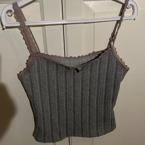 Gråttlinne med spets och en liten rosett - Inte min still längre, köpte på SHEIN men de finns ingen lapp där bak. Kommer inte ihåg ifall jag klippte av den eller om de inte fanns en.