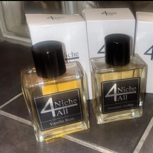 Parfymkollektion från 4 Niche All - 4 100 ML. Upptäck en exklusiv parfymkollektion från 4 Niche All med dofterna Vanilla Rum, Oriental Amber, Vanilla Oud och Hazel Cognac. Flaskorna har en elegant fyrkantig design med svarta lock och etiketter. Perfekt  för den som vill ha en unik doftupplevelse. Inspirerade av Parfums de Marley layton, Intitio Side Effect, Xerjoff Alexandria 2, Killian angel share. Pris diskuteras i Meddelande 800Kr styck. Än så länge.