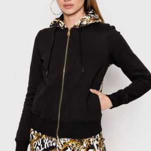 Versace Jeans Couture tröja - Jätte fin svart huvtröja med dragkedja från Versace helt ny endast testad Storlek S  Äkta såklart köpt på Miinto  Nypris 3330kr