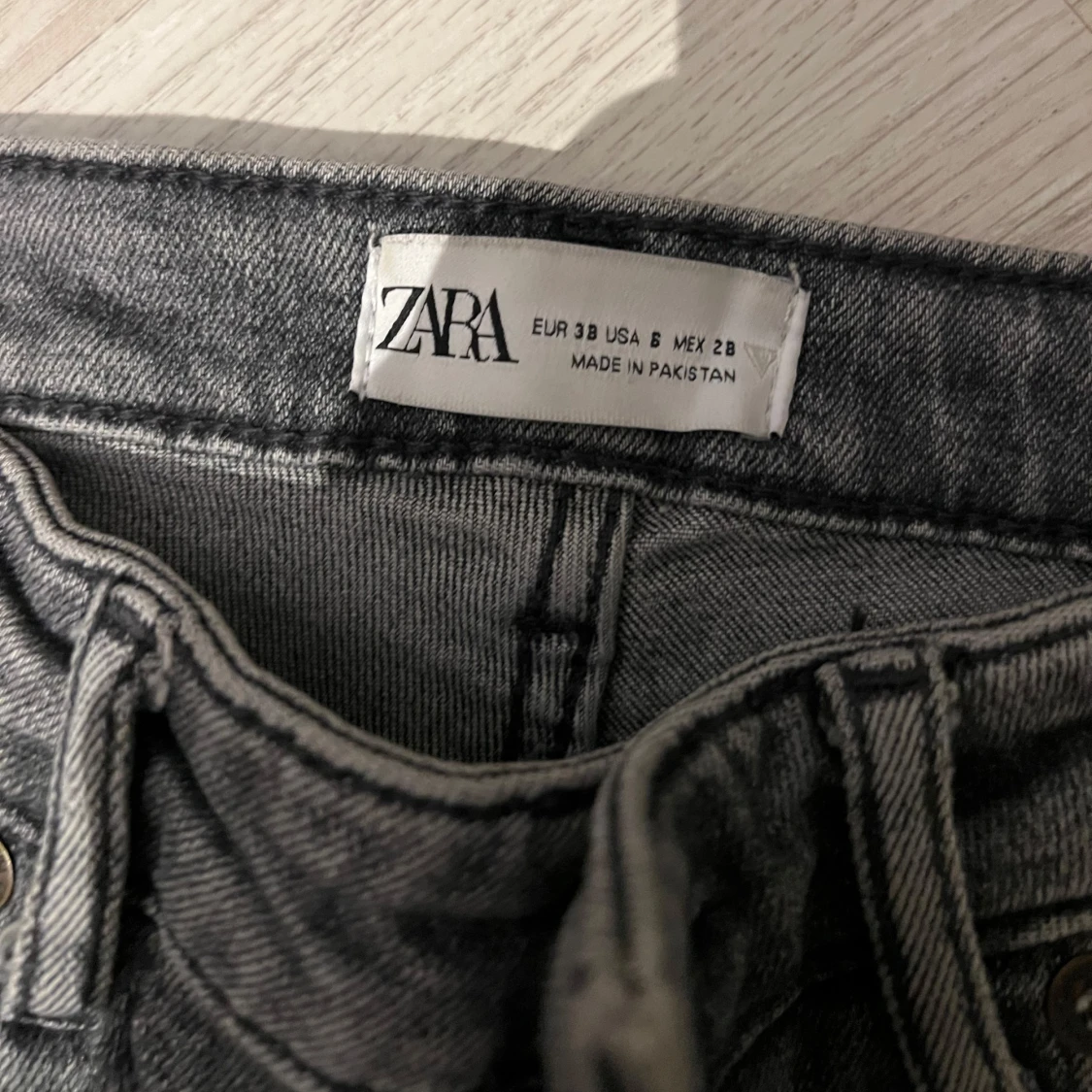 Grå jeans med slitningar från Zara - 90