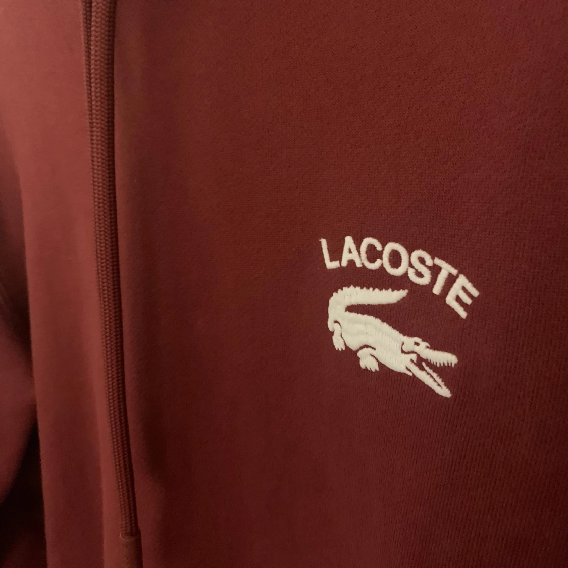 Vinröd hoodie från Lacoste - 92