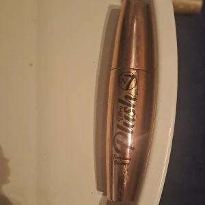W7 Super Plush Mascara - Snygg mascara från W7 i en elegant roséguldfärgad förpackning. Super Plush ger volym och definition till dina fransar. Perfekt för att framhäva ögonen med en fyllig look.