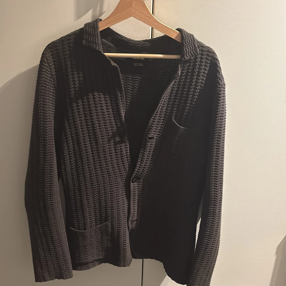 Svart stickad kofta från Massimo Dutti