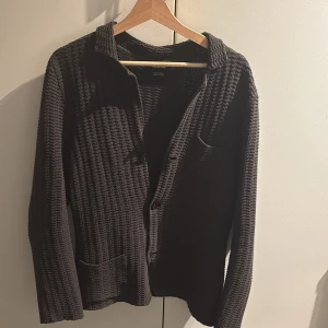 Svart stickad kofta från Massimo Dutti - Säljer en snygg kofta ifrån massimo dutti. Tröjan är i storlek L men skulle säga att den sitter som M.