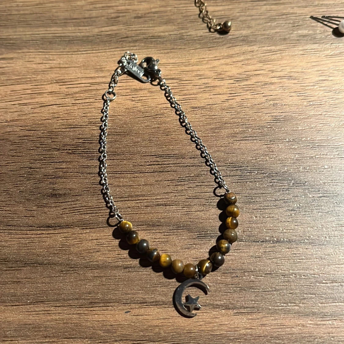 Armband med pärlor och månhänge