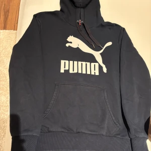 Svart hoodie från Puma - Säljer denne puma tröja till ett billigt pris till nån i behov, storlek S, den är i bra skick inga hål i tröjan 