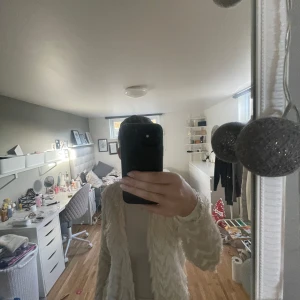 Vit pälsjacka - Säljer en fluffig och stilren vit pälsjacka med långärmad design. Perfekt för att hålla sig varm och trendig under kyligare dagar. Jackan har en öppen front och ger en lyxig känsla. Aldrig använd och är helt ny💕💕