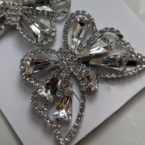 Glittriga fjärilsformade hårspännen - Två superfinu fjärilsformade hårspännen med glittrande stenar från ASOS. Super gulliga och är helt nya. ✨☺️🤍