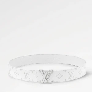 Vit monogram bälte från Louis Vuitton - Stilrent vitt bälte från Louis Vuitton med det ikoniska monogrammönstret. Bältet har ett elegant LV-spänne i silver som ger en lyxig touch. Perfekt för att lyfta vilken outfit som helst. Nypris (6350 kr)