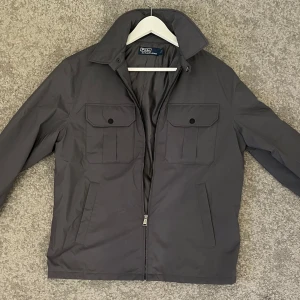  Polo Ralph Lauren Field Jacket  - Snygg grå jacka från Polo Ralph Lauren | Jackan är helt ny( använd 1 gång) | Storlek M | Nypris 4000kr | Mitt pris 2199  🙌