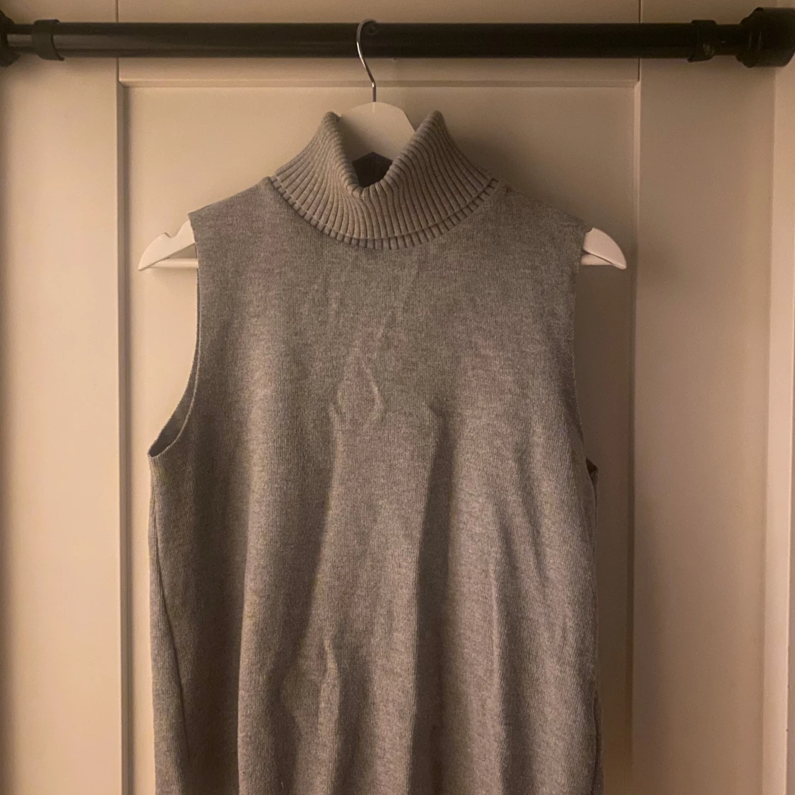 Grå ärmlös polotröja - 90