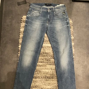 Replay anbass  - Säljer ett par snygga blå jeans från Replay, modell Anbass. Helt nya jeans! 