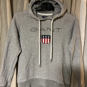 Grå hoodie från GANT - Superfin hoodie från gant i storlek S